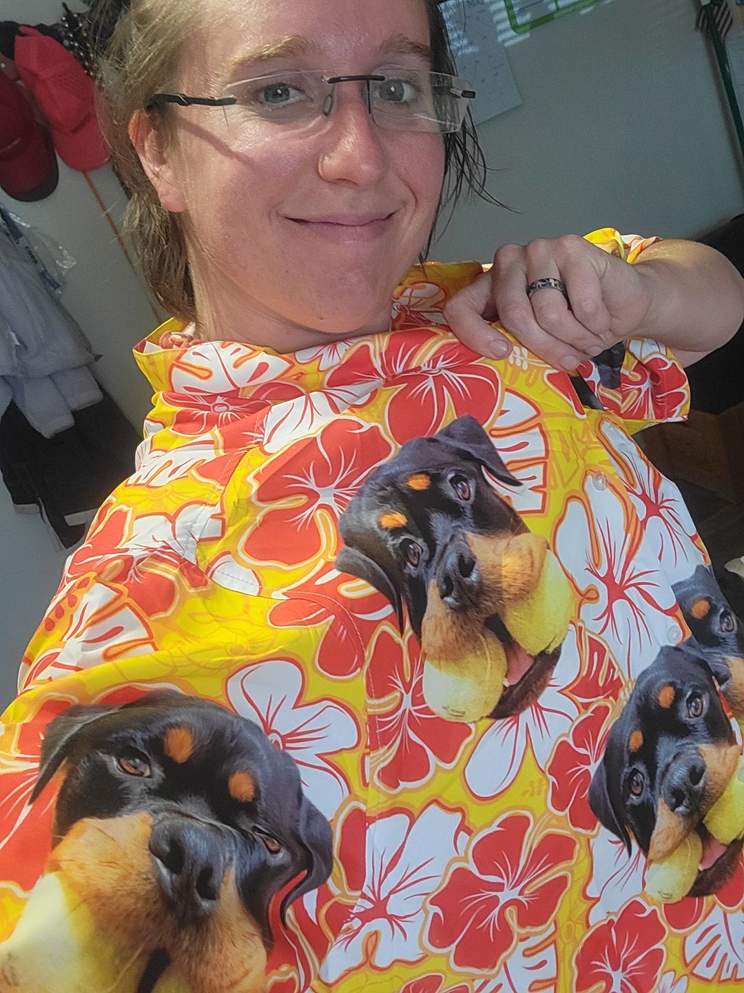 Chemise hawaïenne personnalisée avec visage d’animal de compagnie | Cadeau personnalisé pour les amoureux des animaux de compagnie | Chemise Aloha de couleur jaune à motif de feuilles et de fleurs